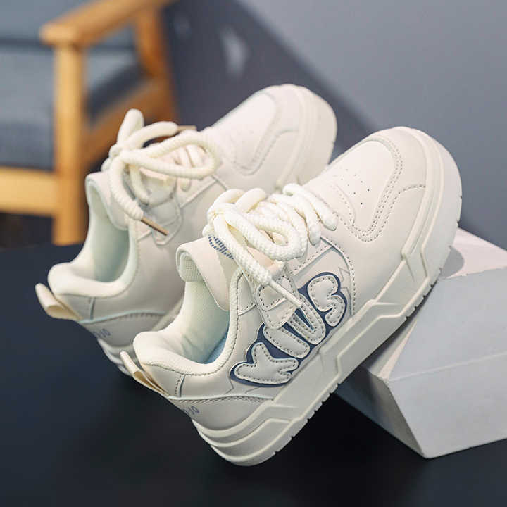 New fashion kids sneakers . موضة جديدة أحذية رياضية للأطفال