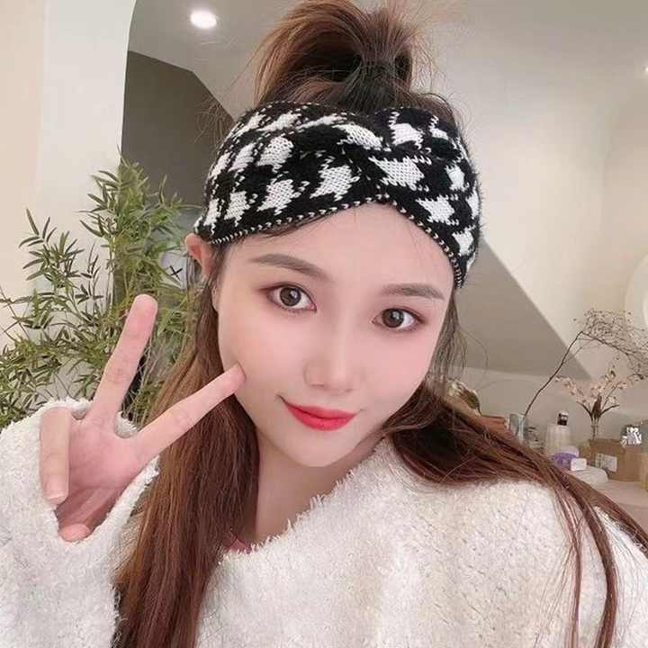 Knitted Headband for Women in Autumn-عصابة رأس محبوكة للنساء