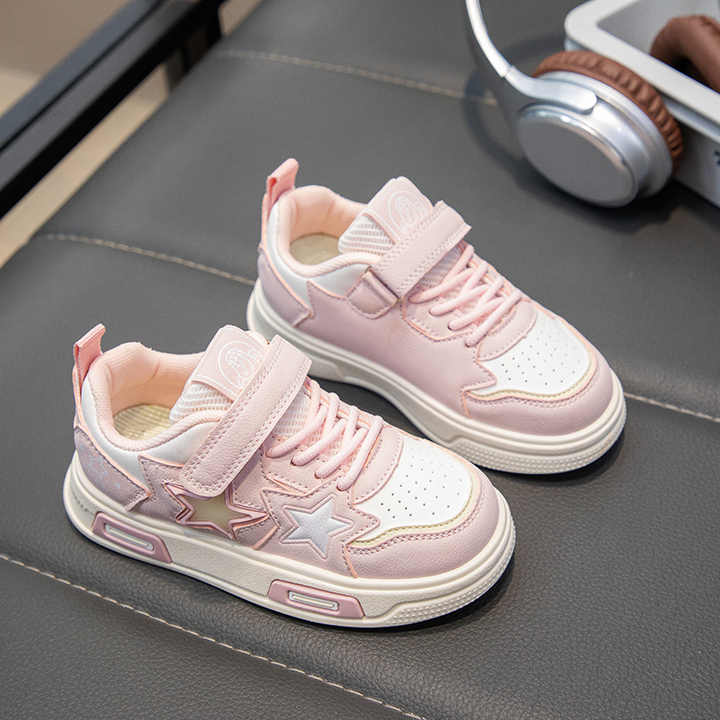 New fashion kids sneakers . موضة جديدة أحذية رياضية للأطفال