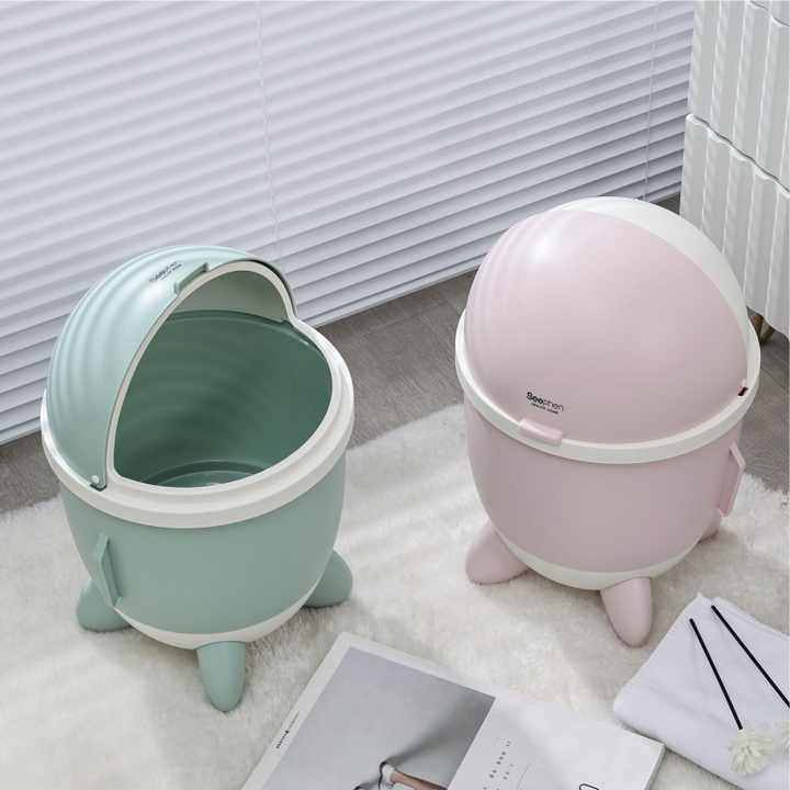 Rocket-designed plastic trash can 