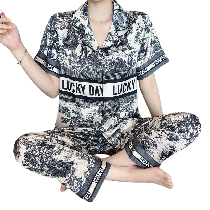 طقم بيجامة حريرية