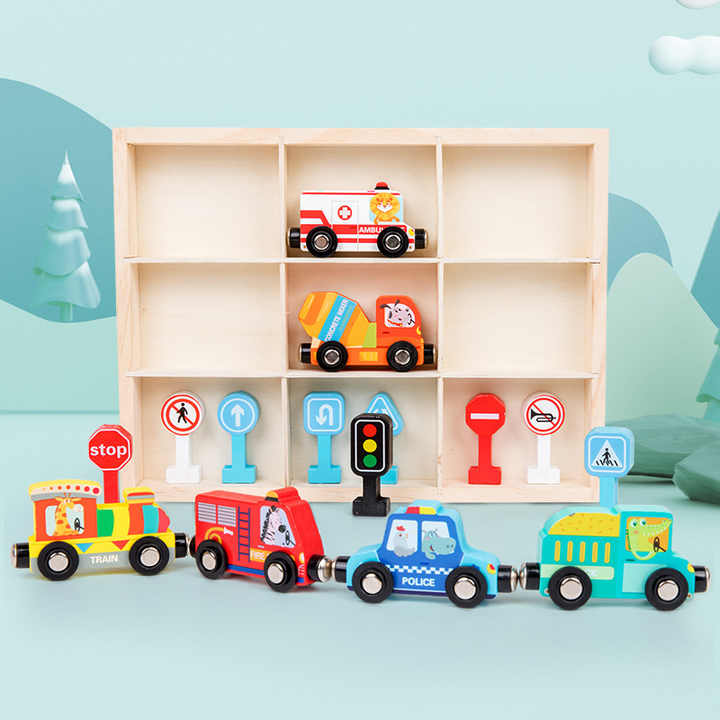 لعبة قطار مروري خشبية تعليمية للأطفال الصغار . Educational wooden traffic train toy for toddlers includes