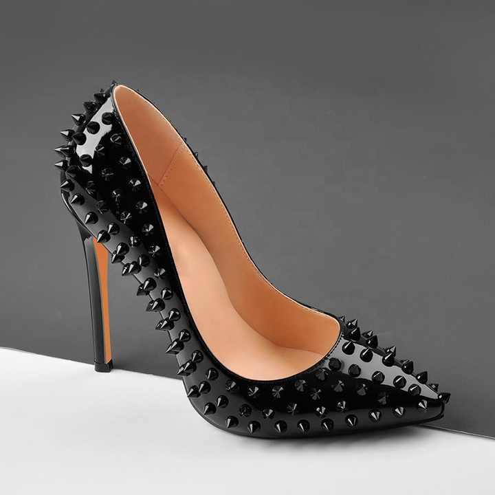 Black patent leather pointed toe pumps 