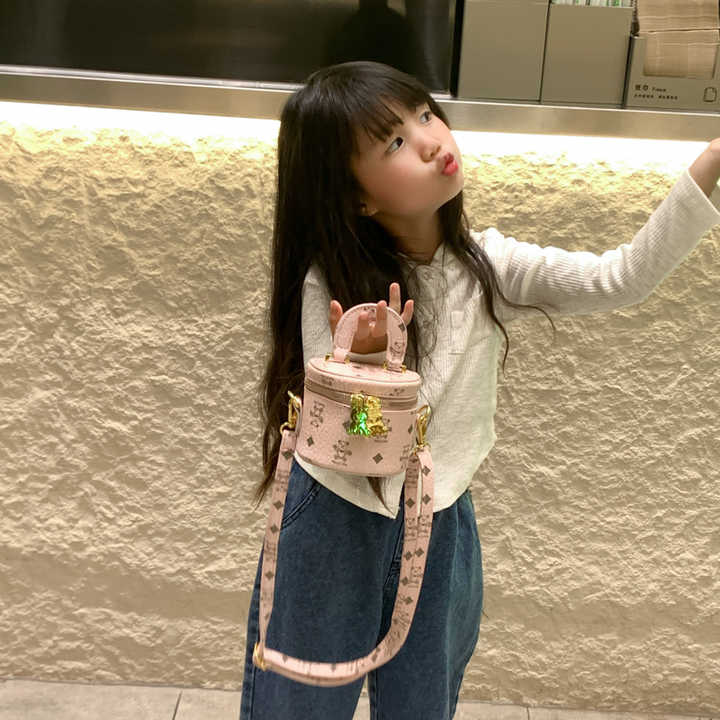 Cute little bucket bag with famous brand design 