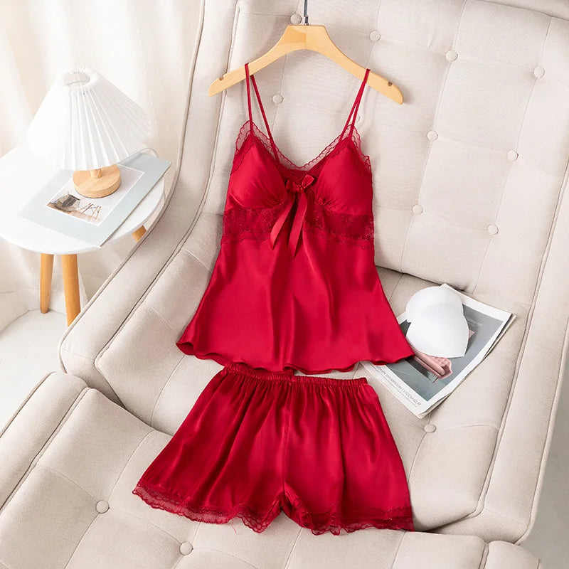 ملابس نوم فضفاضة