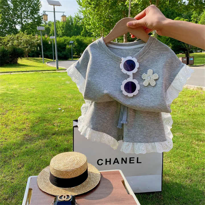 مجموعة ملابس صيفية جديدة للفتيات شورت New Summer Girls Clothing  Sports Shorts with Floral Accessories Round Neck Cotton Topمجموعة ملابس صيفية جديدة للفتيات شورت رياضي رمادي غير رسمي مع إكسسوارات زهور رقبة مستديرة قماش قطني علوي