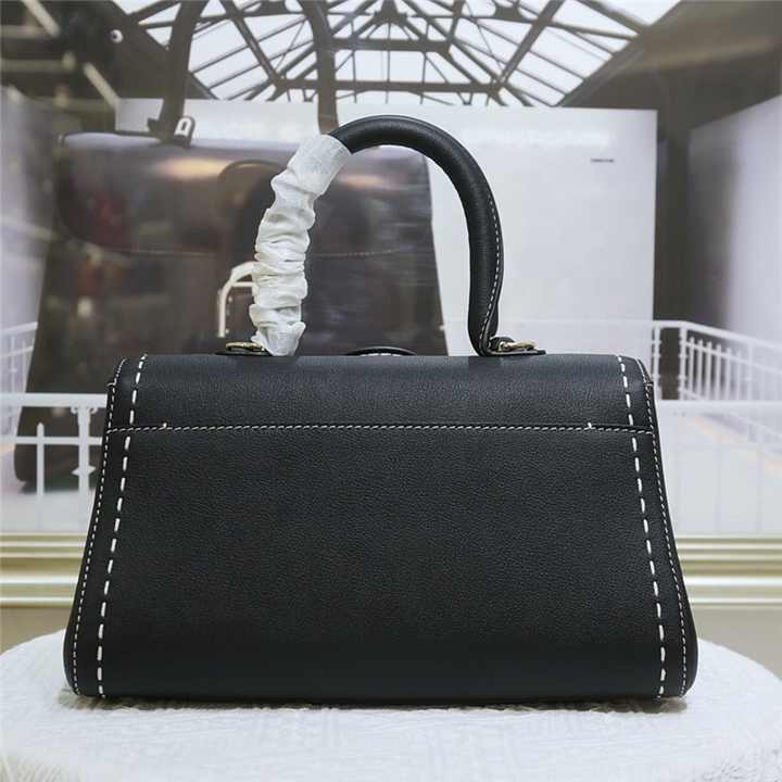 Modern and luxurious women's bags 