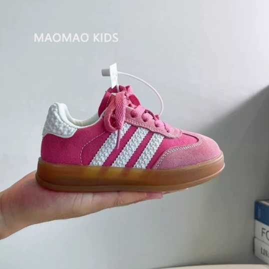 أحذية تدريب رياضية للربيع والخريف للفتيات . Spring and autumn sports training shoes for