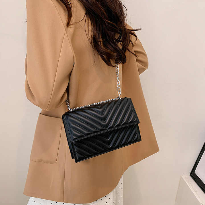 Fashionable and trendy large handbag 