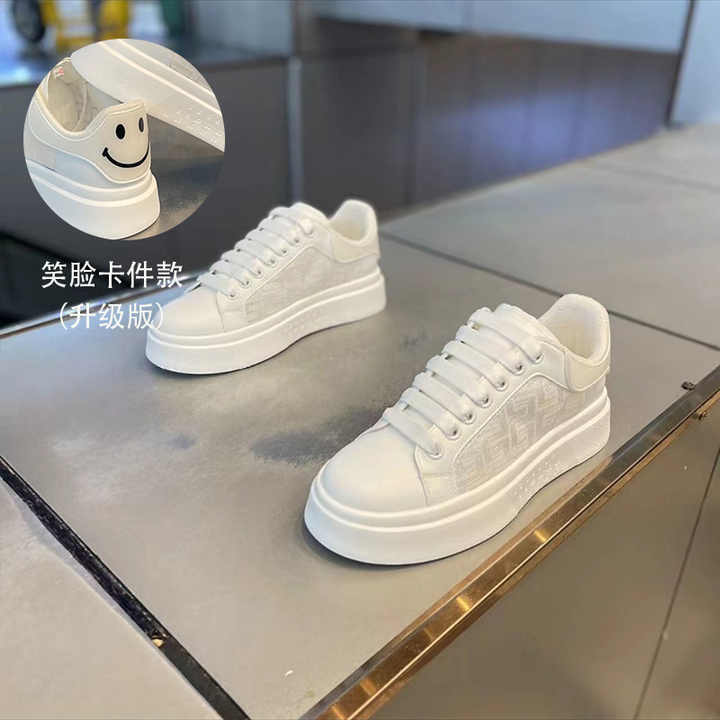 Classic stylish multi-colored shoe 