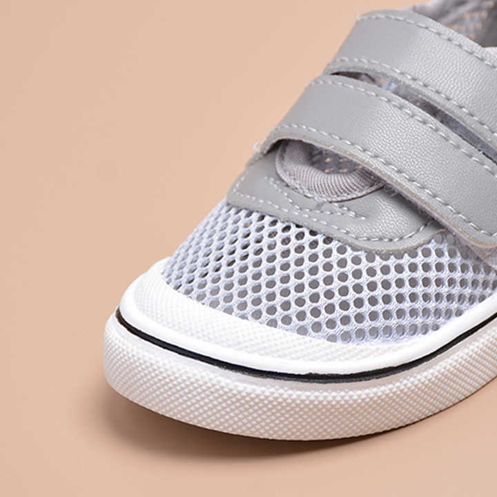 New fashion kids sneakers . موضة جديدة أحذية رياضية للأطفال