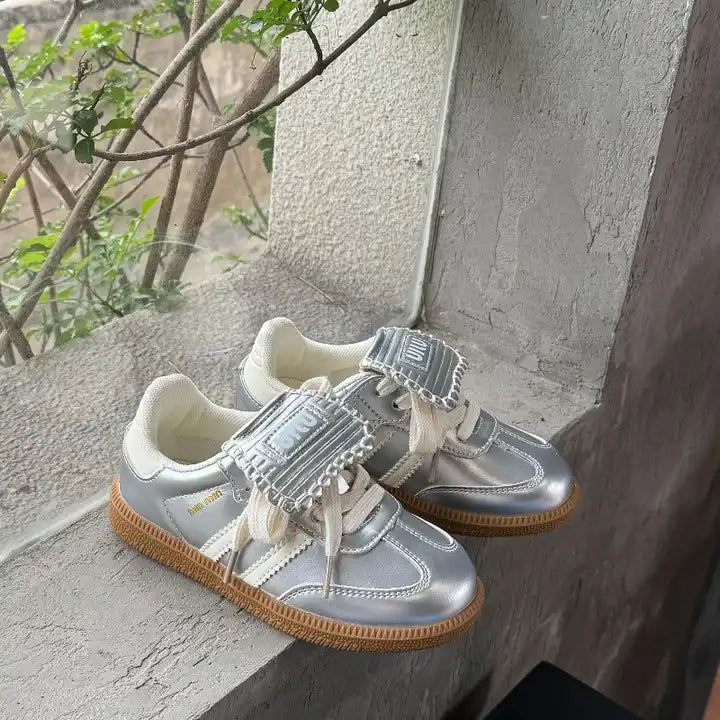 أحذية رياضية مسطحة مريحة للأطفال للربيع . Comfortable flat sneakers for children, spring and