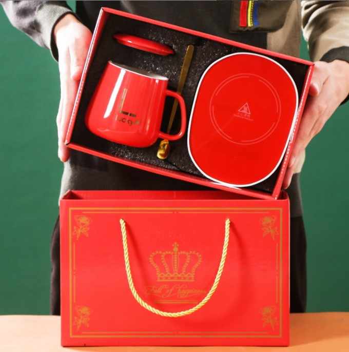 Practical small gifts for creative advertising. Company gives customers a gift of a mug for business partners. 