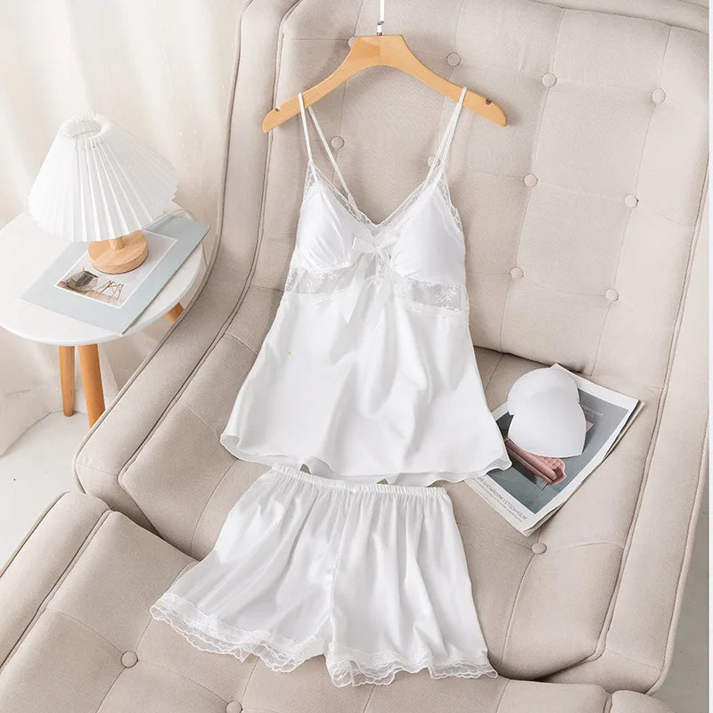 ملابس نوم فضفاضة