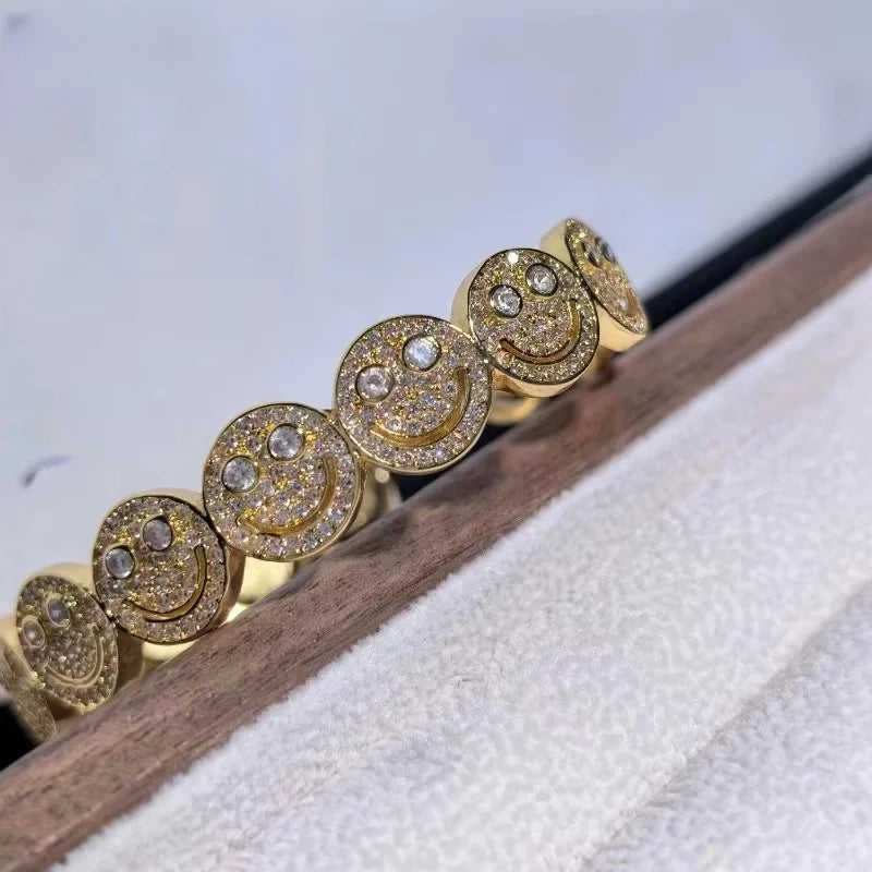 سوار وجه مبتسم ضاحك