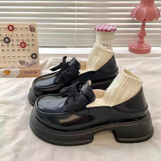 كعب جلدي أسود صغير