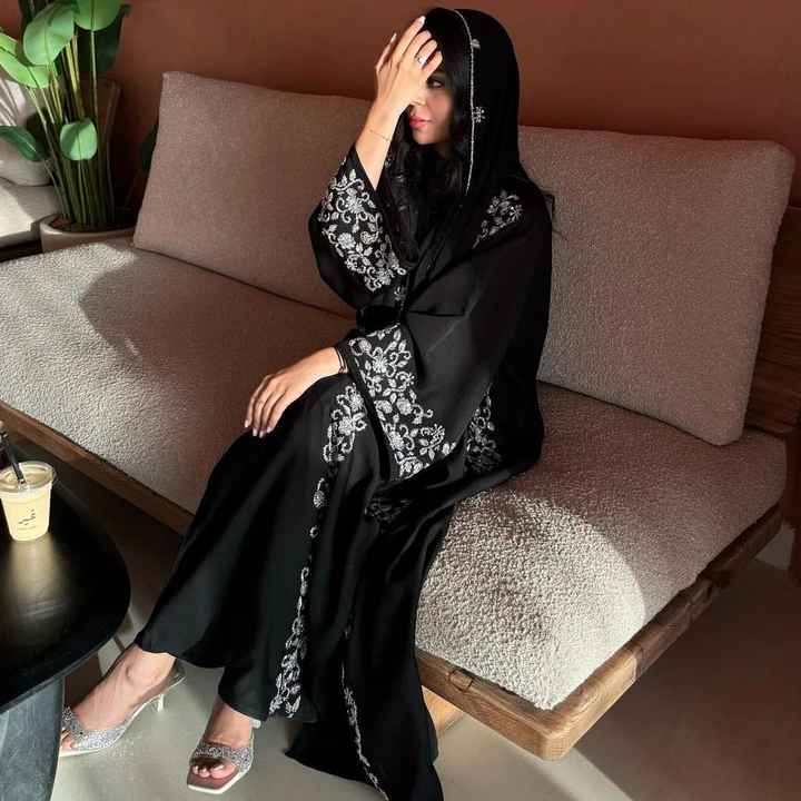 عباية سودا ذهبية