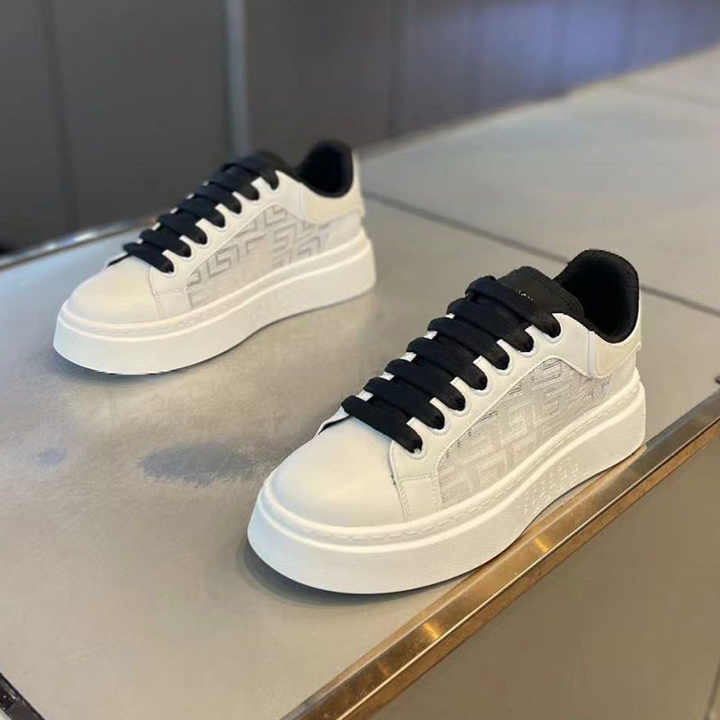 Classic stylish multi-colored shoe 