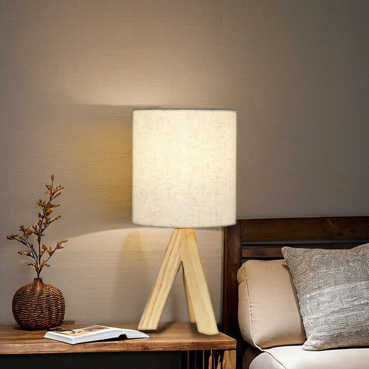 غرفة المعيشة الحديثة الطبيعة خشبية ترايبود ديكور المنزل أدى مصباح الطاولة مع عاكس الضوء النسيج جولةModern Living Room Nature Wooden Tripod Home Decor LED Table Lamp with Round Fabric Lampshade