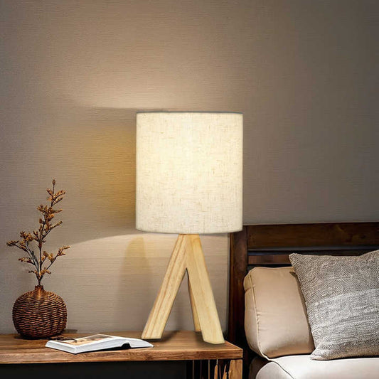 غرفة المعيشة الحديثة الطبيعة خشبية ترايبود ديكور المنزل أدى مصباح الطاولة مع عاكس الضوء النسيج جولةModern Living Room Nature Wooden Tripod Home Decor LED Table Lamp with Round Fabric Lampshade