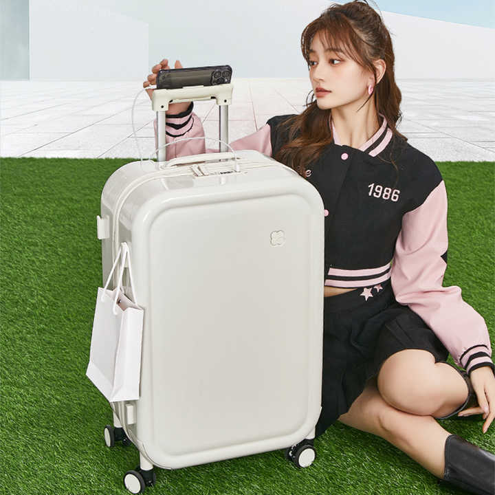 Lightweight, versatile bags 