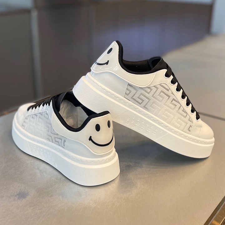 Classic stylish multi-colored shoe 