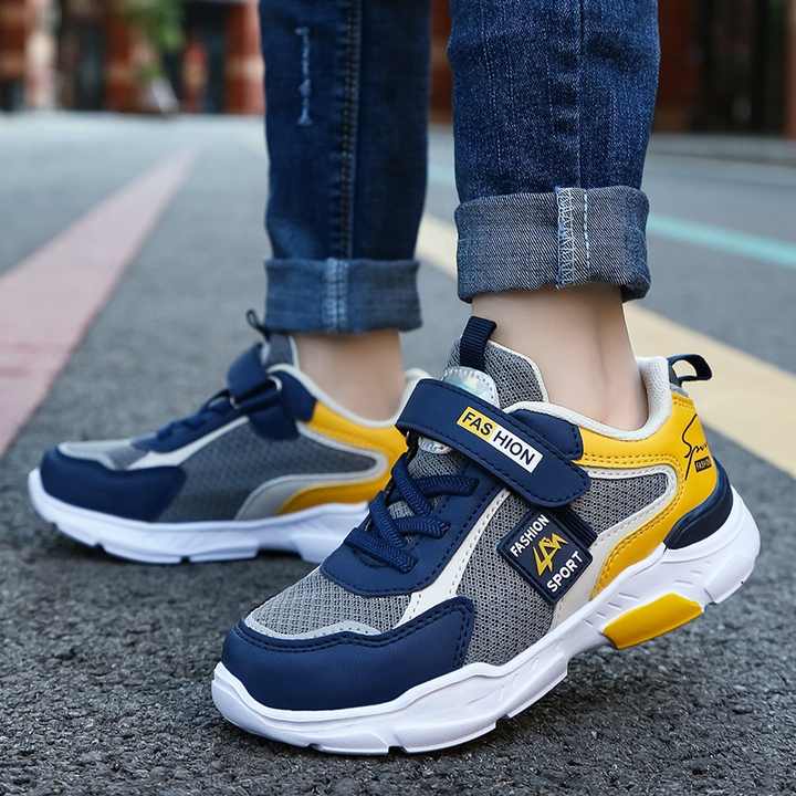 New fashion kids sneakers . موضة جديدة أحذية رياضية للأطفال