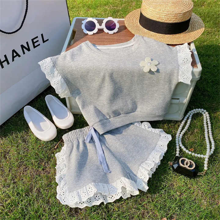 مجموعة ملابس صيفية جديدة للفتيات شورت New Summer Girls Clothing  Sports Shorts with Floral Accessories Round Neck Cotton Topمجموعة ملابس صيفية جديدة للفتيات شورت رياضي رمادي غير رسمي مع إكسسوارات زهور رقبة مستديرة قماش قطني علوي