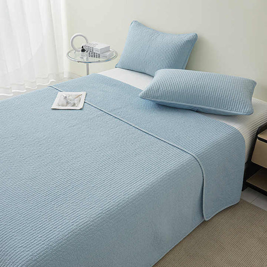 طقم 3-غطاء سرير مبطن من القطن الأزرق . 3-Piece Solid Blue and White Cotton Quilted Bedspread