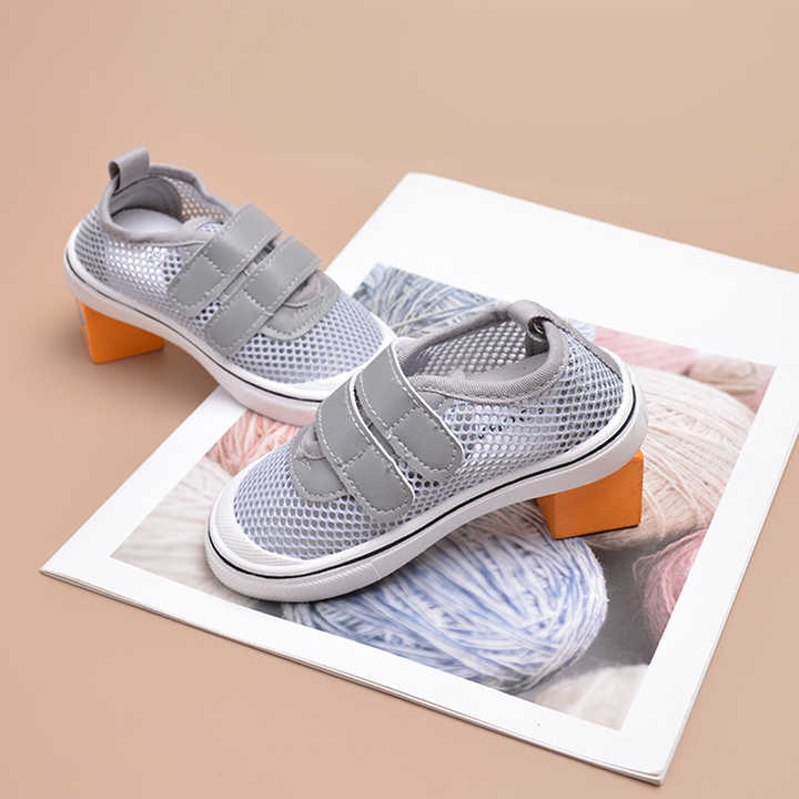 New fashion kids sneakers . موضة جديدة أحذية رياضية للأطفال