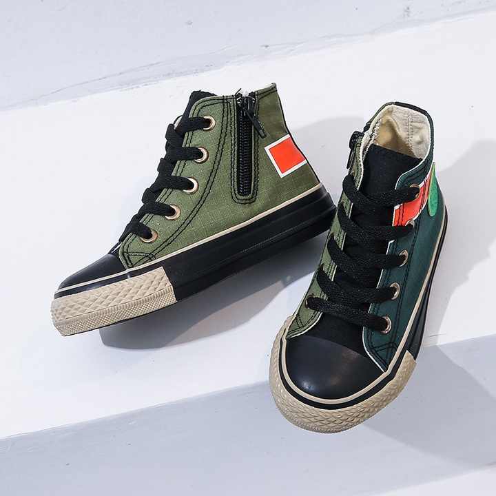 New fashion kids sneakers . موضة جديدة أحذية رياضية للأطفال
