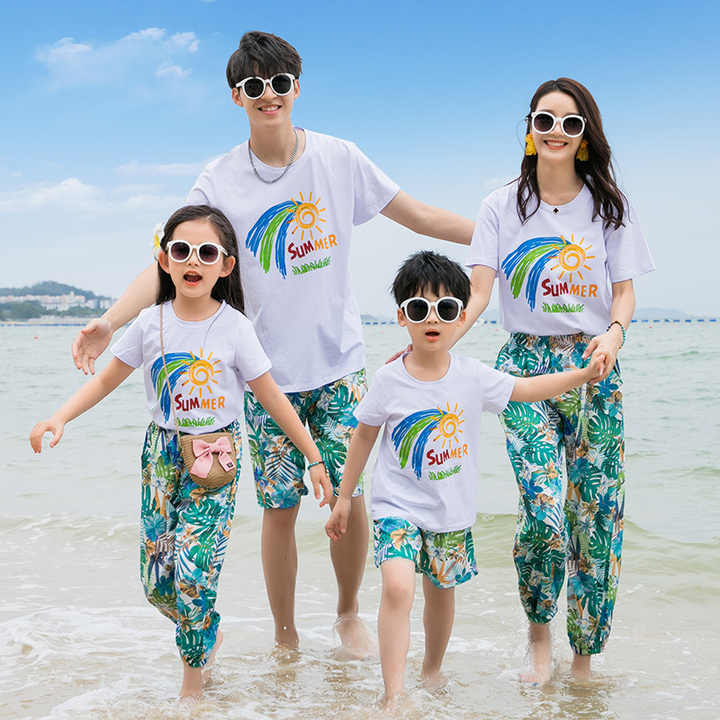 ملابس متناسقة للعطلة العائلية  Matching Outfits for Family Holiday