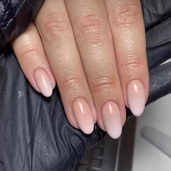 French Pink French- أظافر الأكريليك