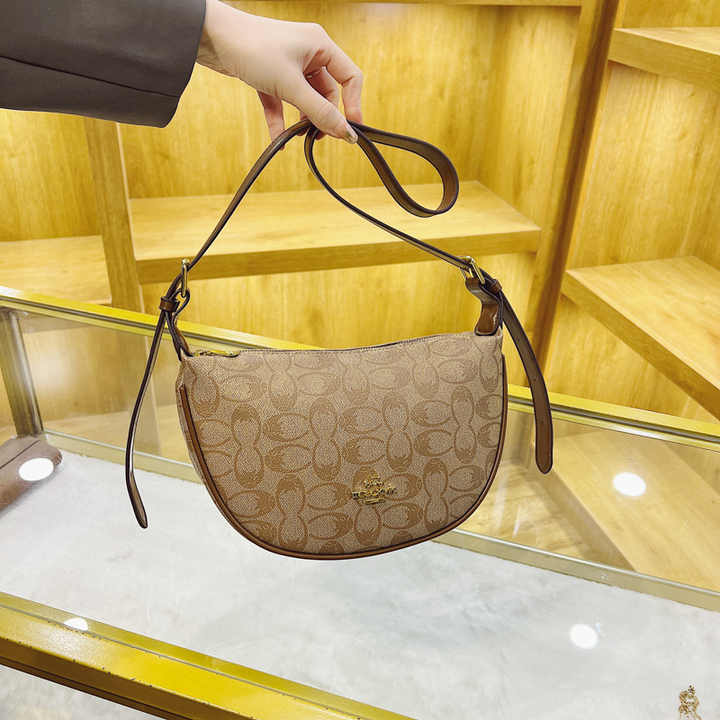 Luxury designer women's handbags from famous brands حقائب يد نسائية بتصميم فاخر من العلامات التجارية الشهيرة