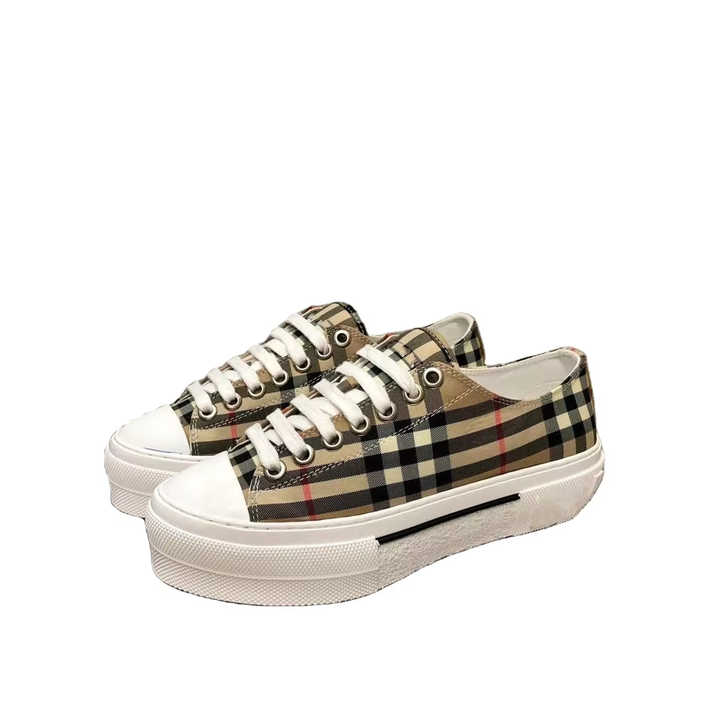 Fashionable women's sneakers 