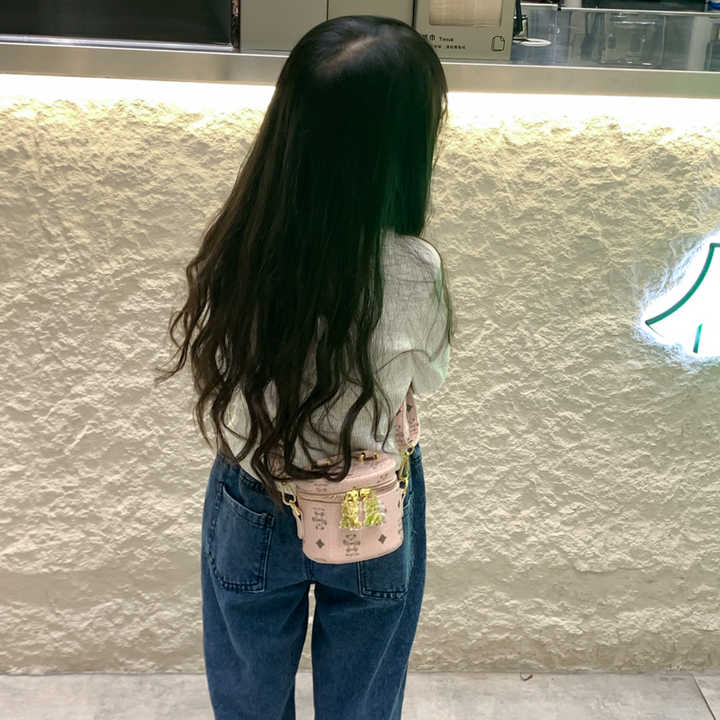 Cute little bucket bag with famous brand design 