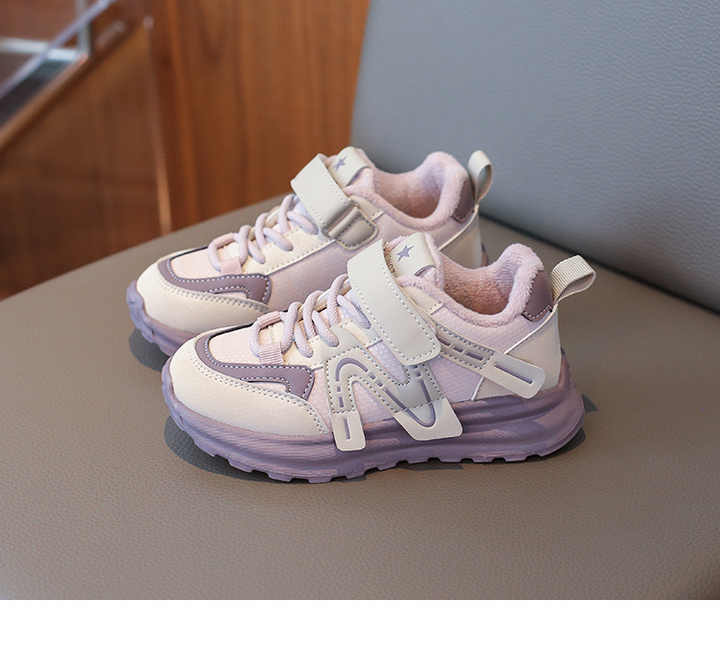Women's sports shoes 