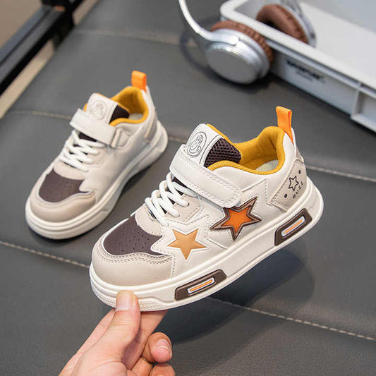 New fashion kids sneakers . موضة جديدة أحذية رياضية للأطفال