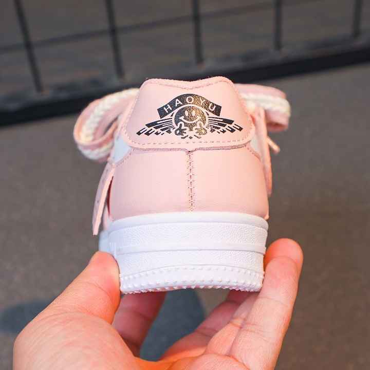 New fashion kids sneakers . موضة جديدة أحذية رياضية للأطفال