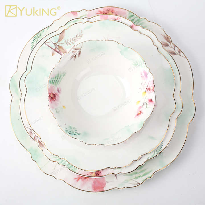 cups and saucers . الكؤوس والصحون