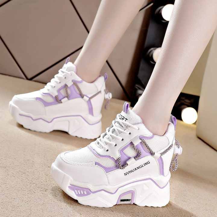 Women's sports shoes 