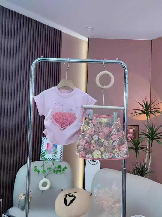 بدلة صيفية عصرية للبنات من قطعتين تي شيرت بأكمام قصيرة وتنورة Girls' Fashion Summer 2-Piece Suit Short Sleeve T-Shirt