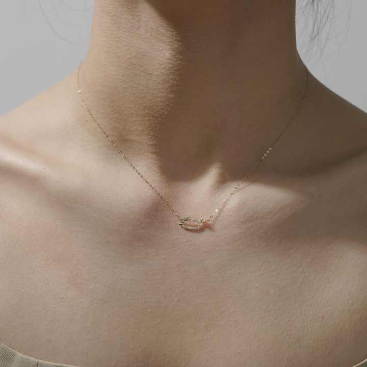Simple and charming women's necklace made of solid gold 
