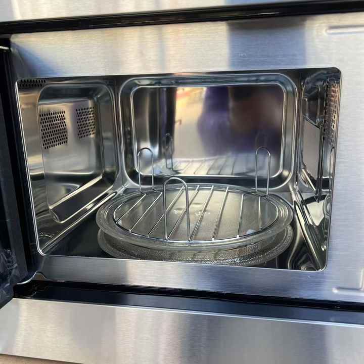 Microwave oven with grill 