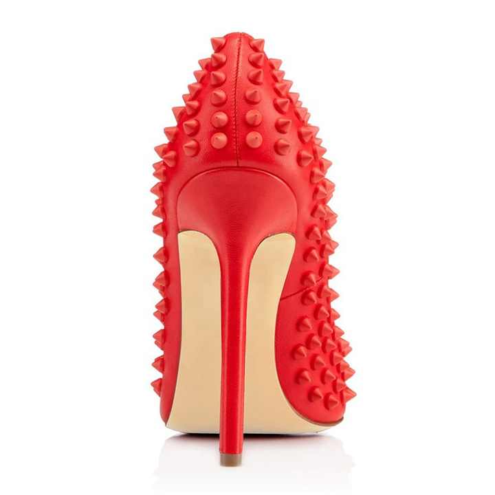 Black patent leather pointed toe pumps 