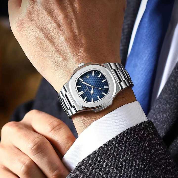 ساعة  بشعار مخصص