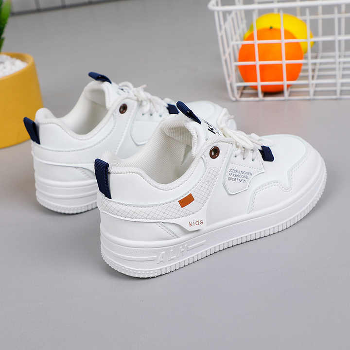 New fashion kids sneakers . موضة جديدة أحذية رياضية للأطفال