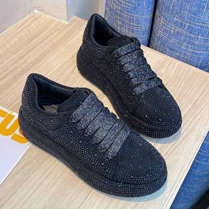 Women's sports shoes 