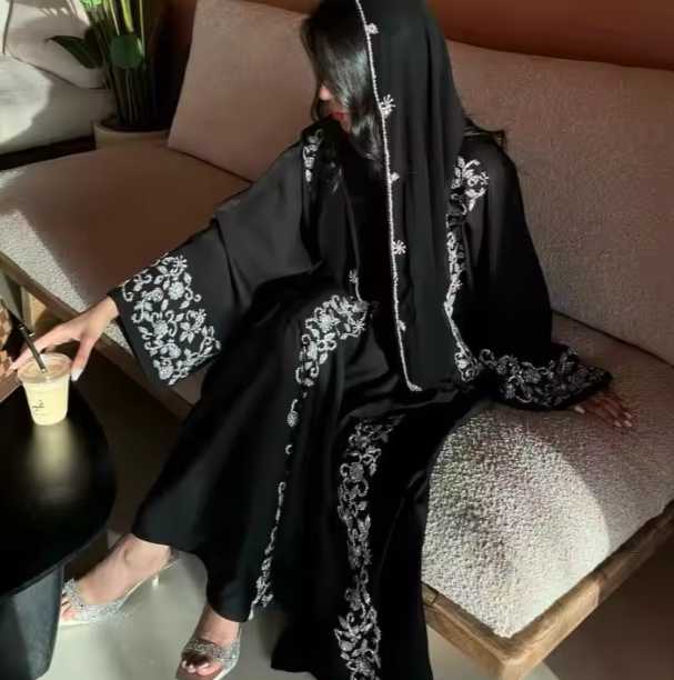 عباية سودا  النساء الفاخرة
