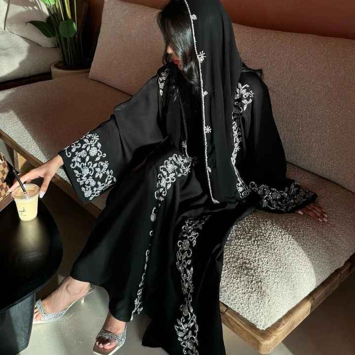عباية سودا ذهبية